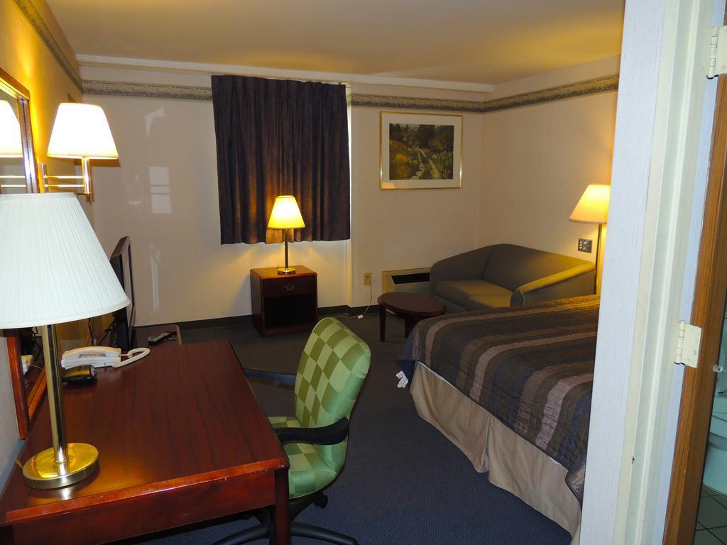 Budget Host Inn & Suites Fertility Стая снимка