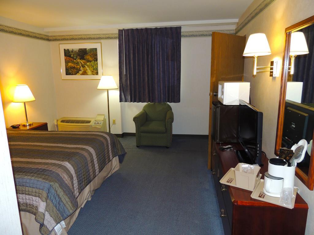 Budget Host Inn & Suites Fertility Стая снимка
