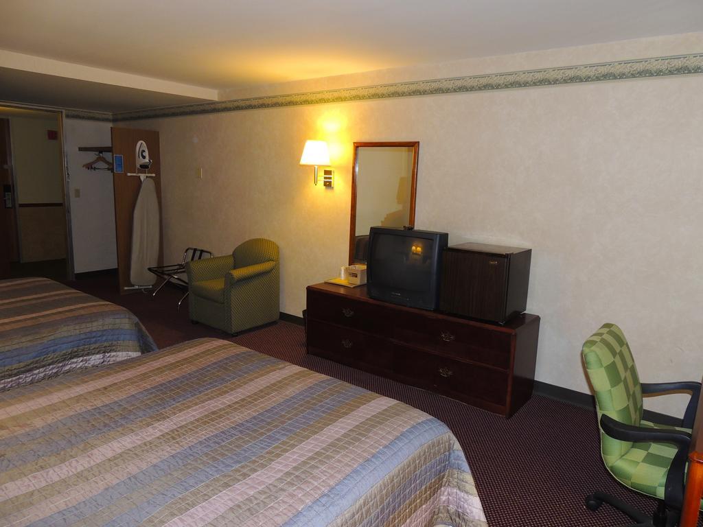 Budget Host Inn & Suites Fertility Стая снимка