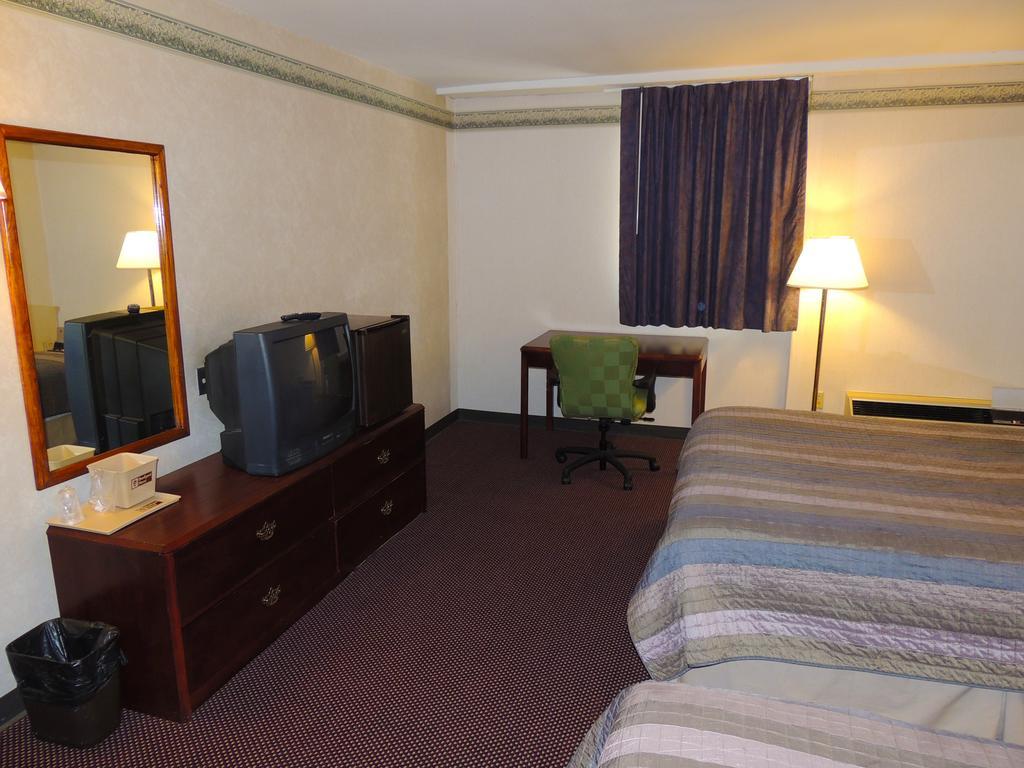 Budget Host Inn & Suites Fertility Стая снимка