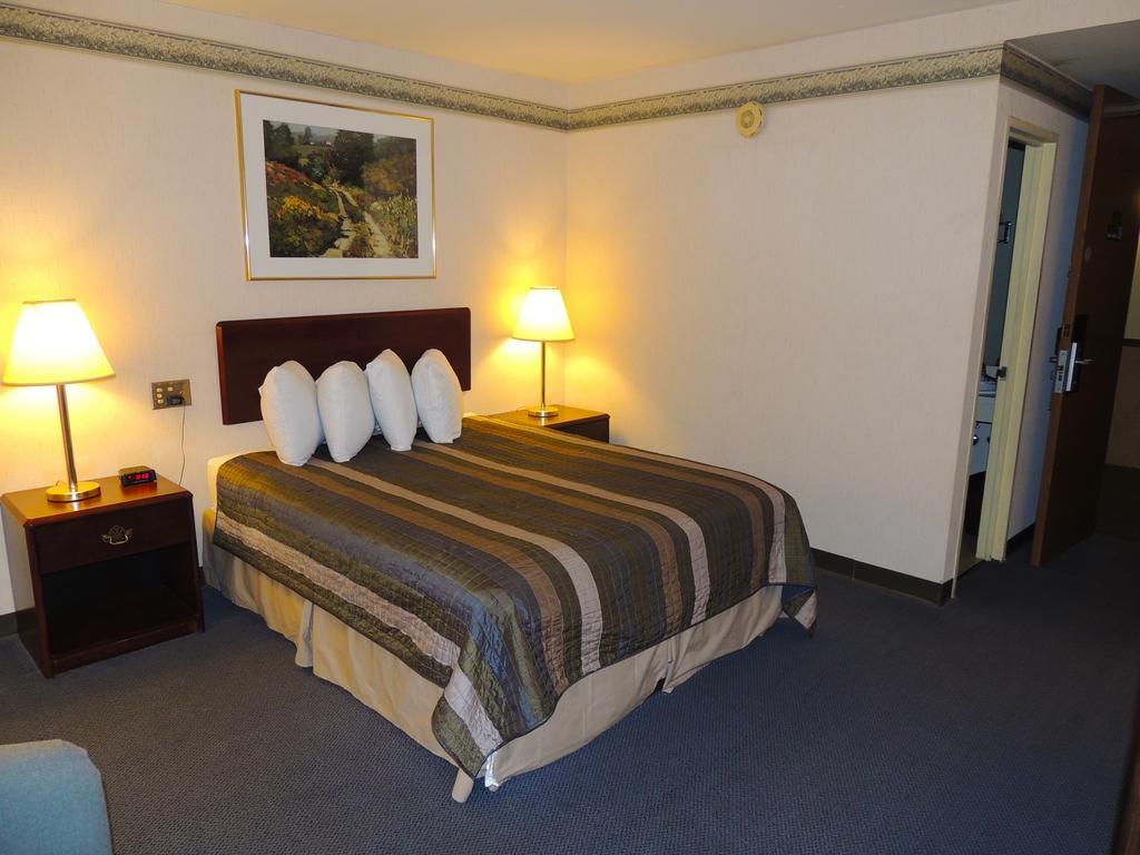 Budget Host Inn & Suites Fertility Стая снимка