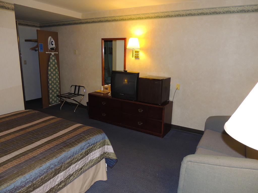 Budget Host Inn & Suites Fertility Стая снимка