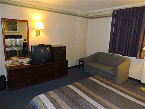 Budget Host Inn & Suites Fertility Екстериор снимка