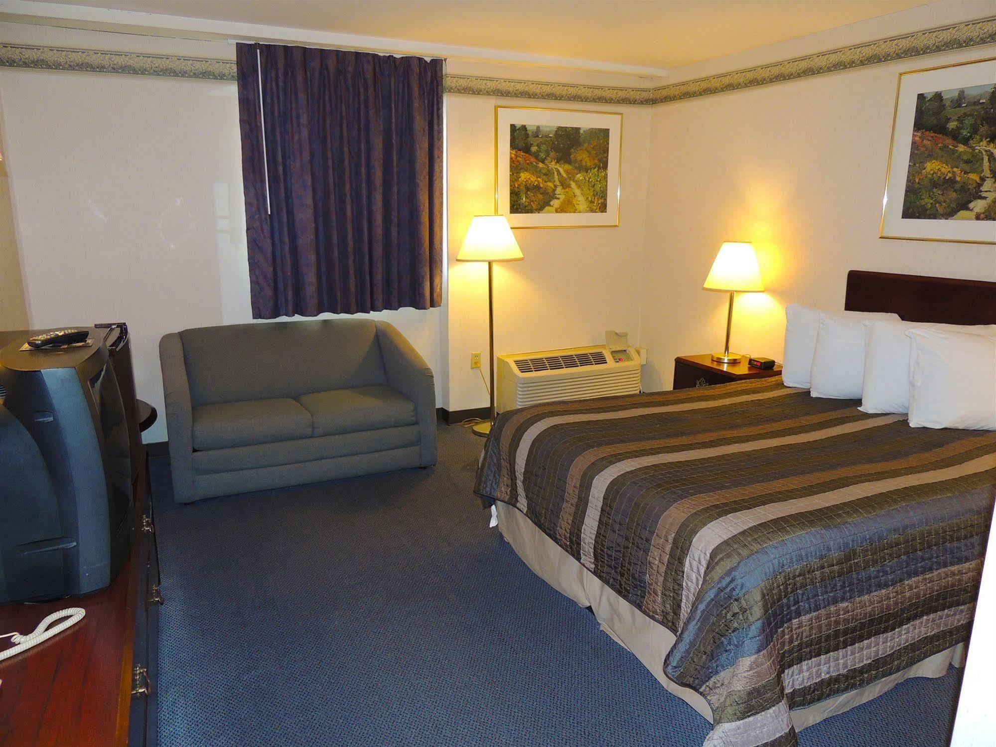 Budget Host Inn & Suites Fertility Екстериор снимка